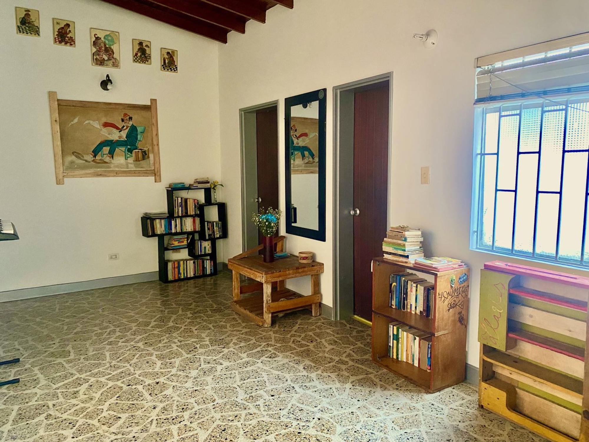 Casa Almarita - Hostal, Bar Y Restaurante เมเดยิน ภายนอก รูปภาพ