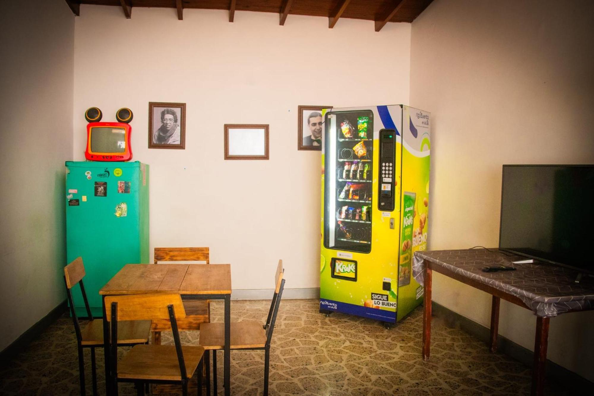 Casa Almarita - Hostal, Bar Y Restaurante เมเดยิน ภายนอก รูปภาพ