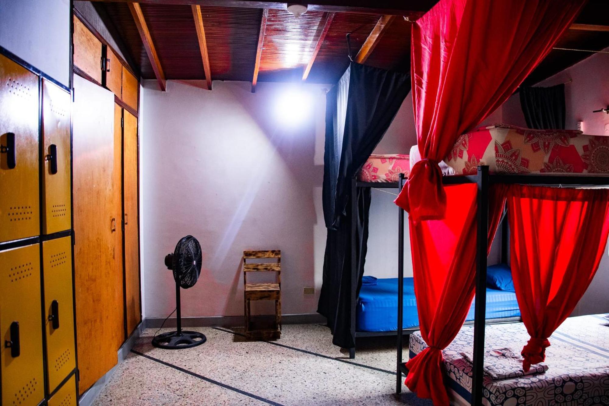 Casa Almarita - Hostal, Bar Y Restaurante เมเดยิน ภายนอก รูปภาพ