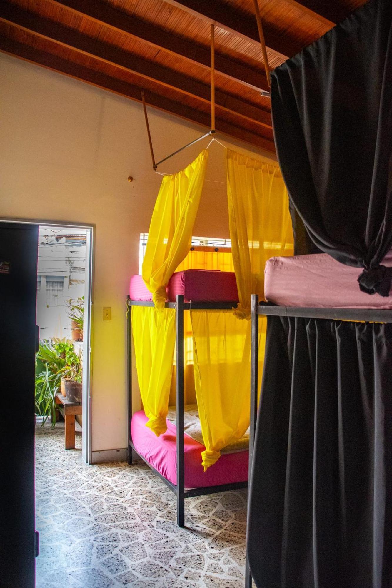 Casa Almarita - Hostal, Bar Y Restaurante เมเดยิน ภายนอก รูปภาพ
