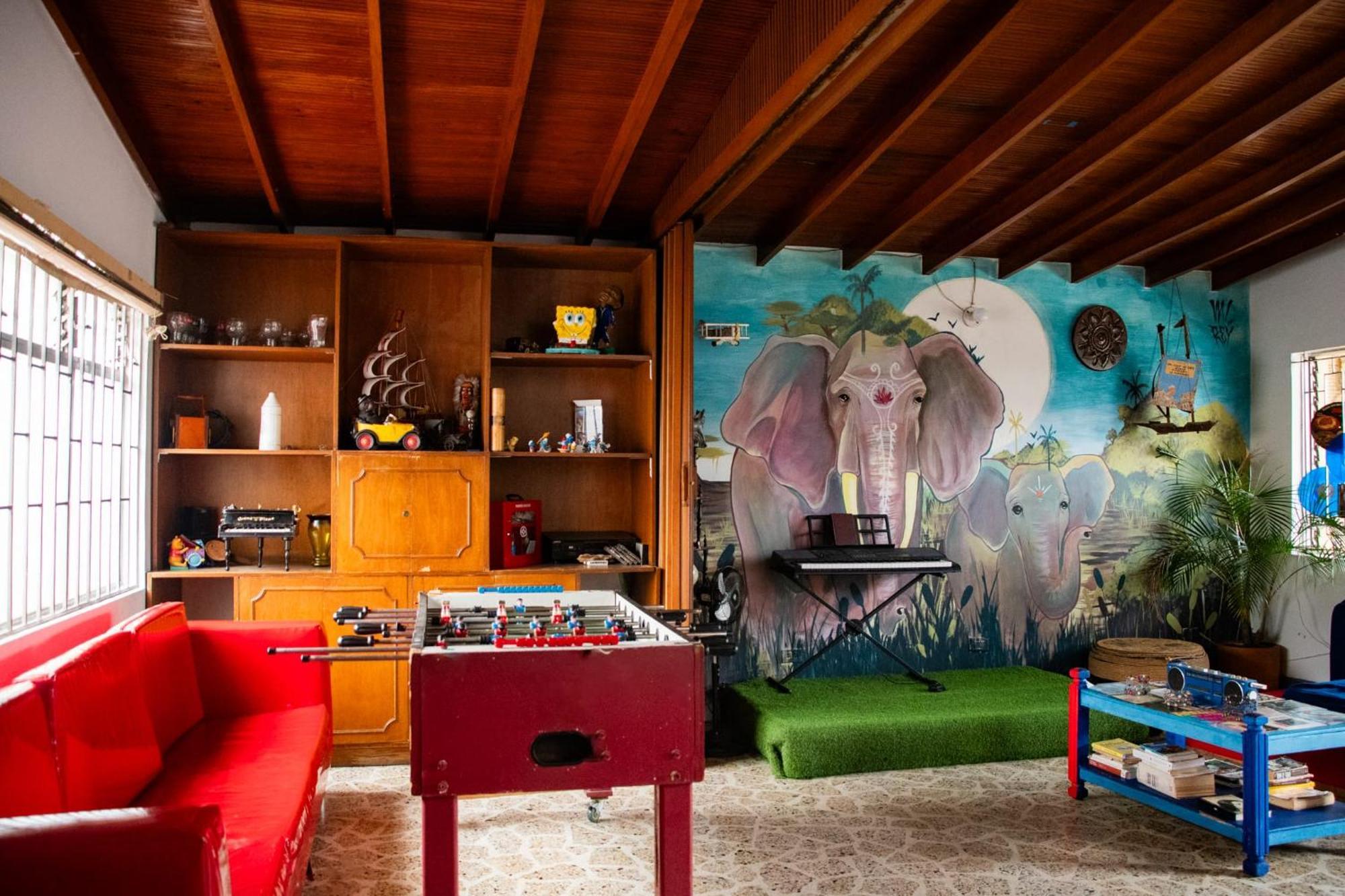Casa Almarita - Hostal, Bar Y Restaurante เมเดยิน ภายนอก รูปภาพ